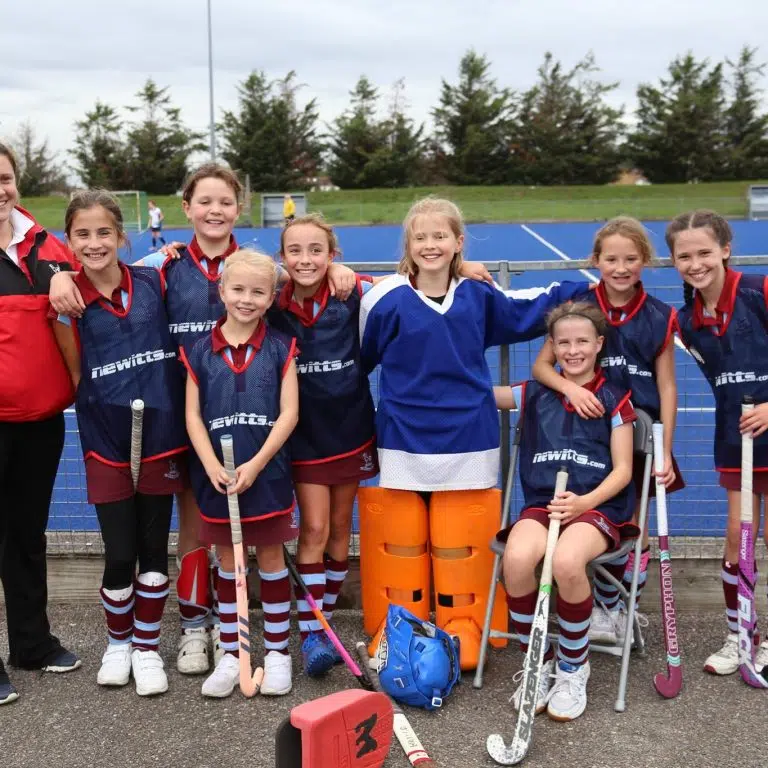 Student hockey team posing for a picture